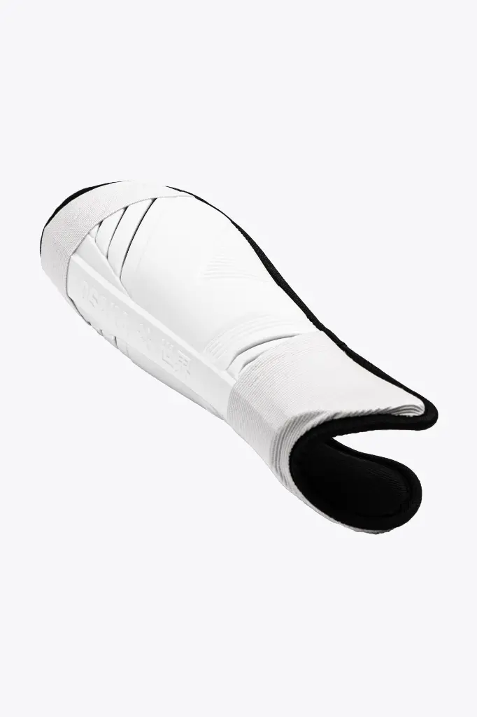 ACC00013_1016_4_Shinguard_White-Black.webp