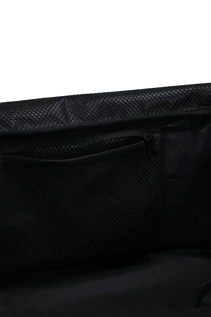 BAG00133_9013_7_Pro-Tour-Duffel-Bag_Iconic-Black.webp